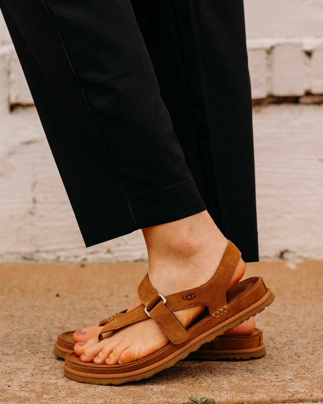 UGG: W Goldengaze Toe Post in Chestnut - The Vogue Boutique