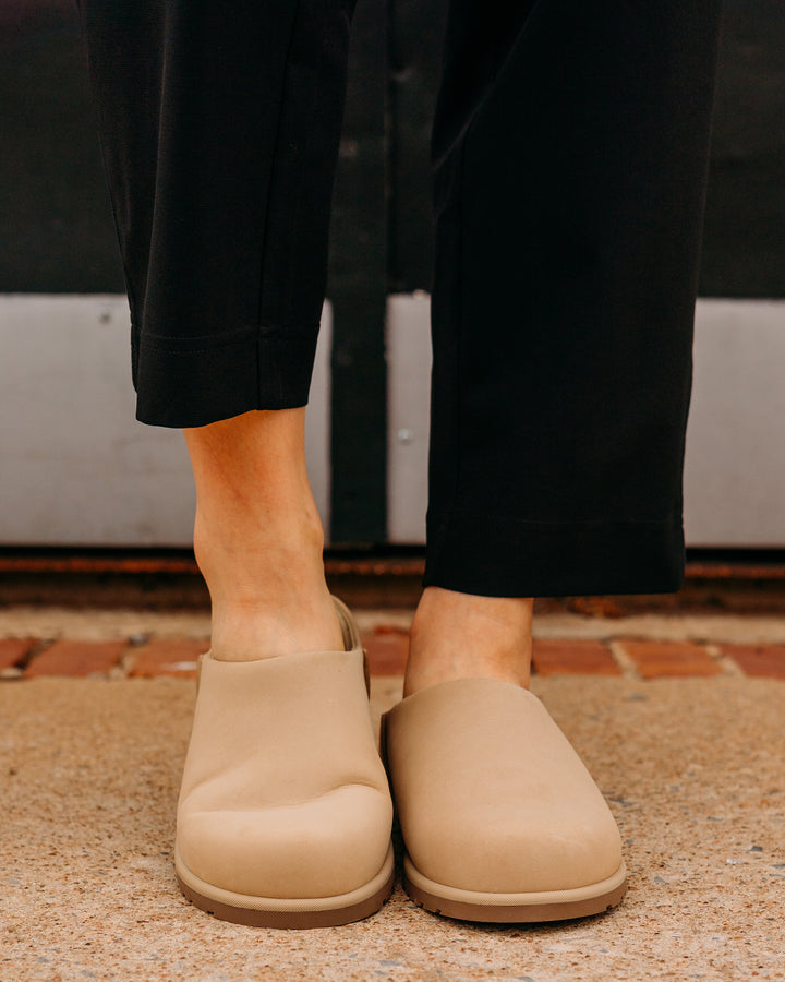 UGG: W Otzo Clog in Mustard Seed