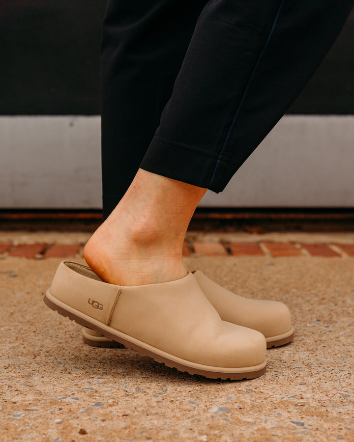 UGG: W Otzo Clog in Mustard Seed