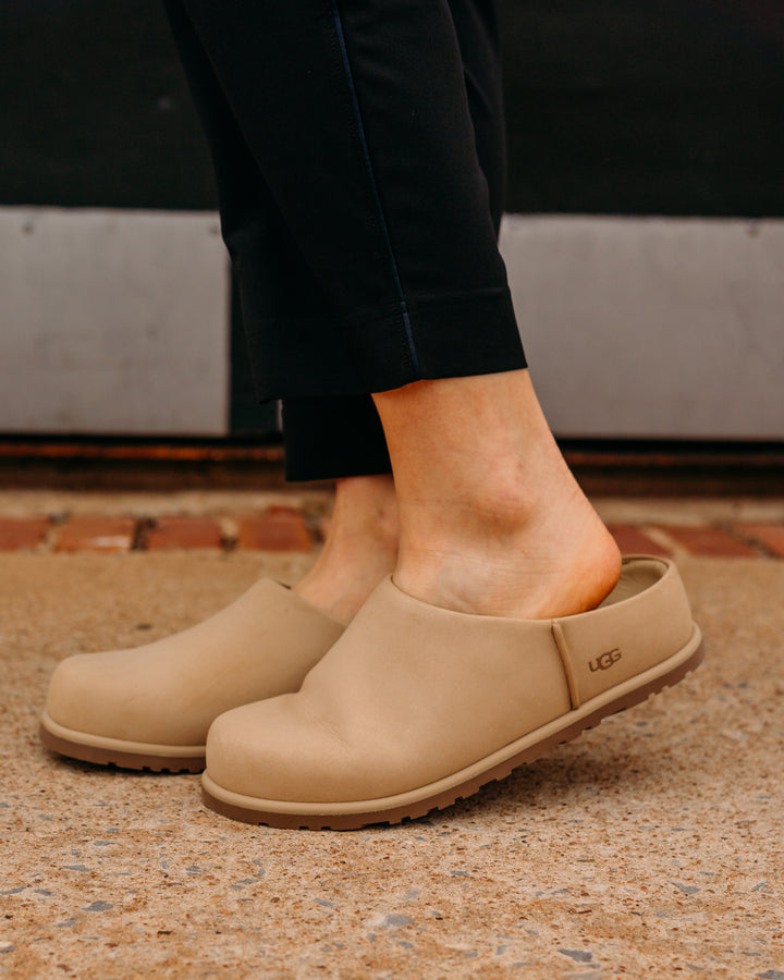 UGG: W Otzo Clog in Mustard Seed