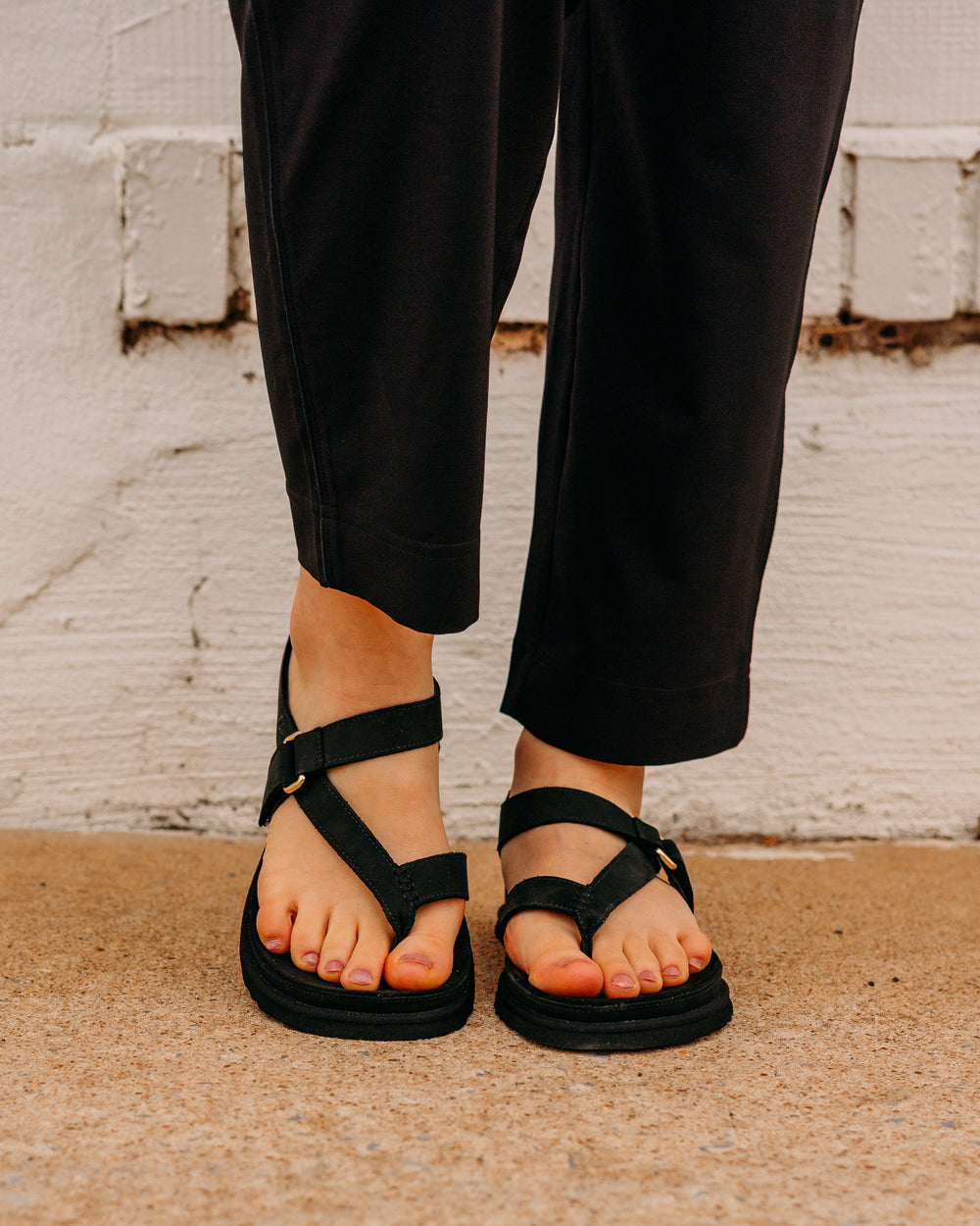 UGG: W Goldengaze Toe Post in Black - The Vogue Boutique