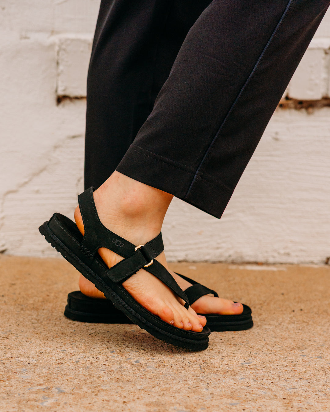 UGG: W Goldengaze Toe Post in Black - The Vogue Boutique
