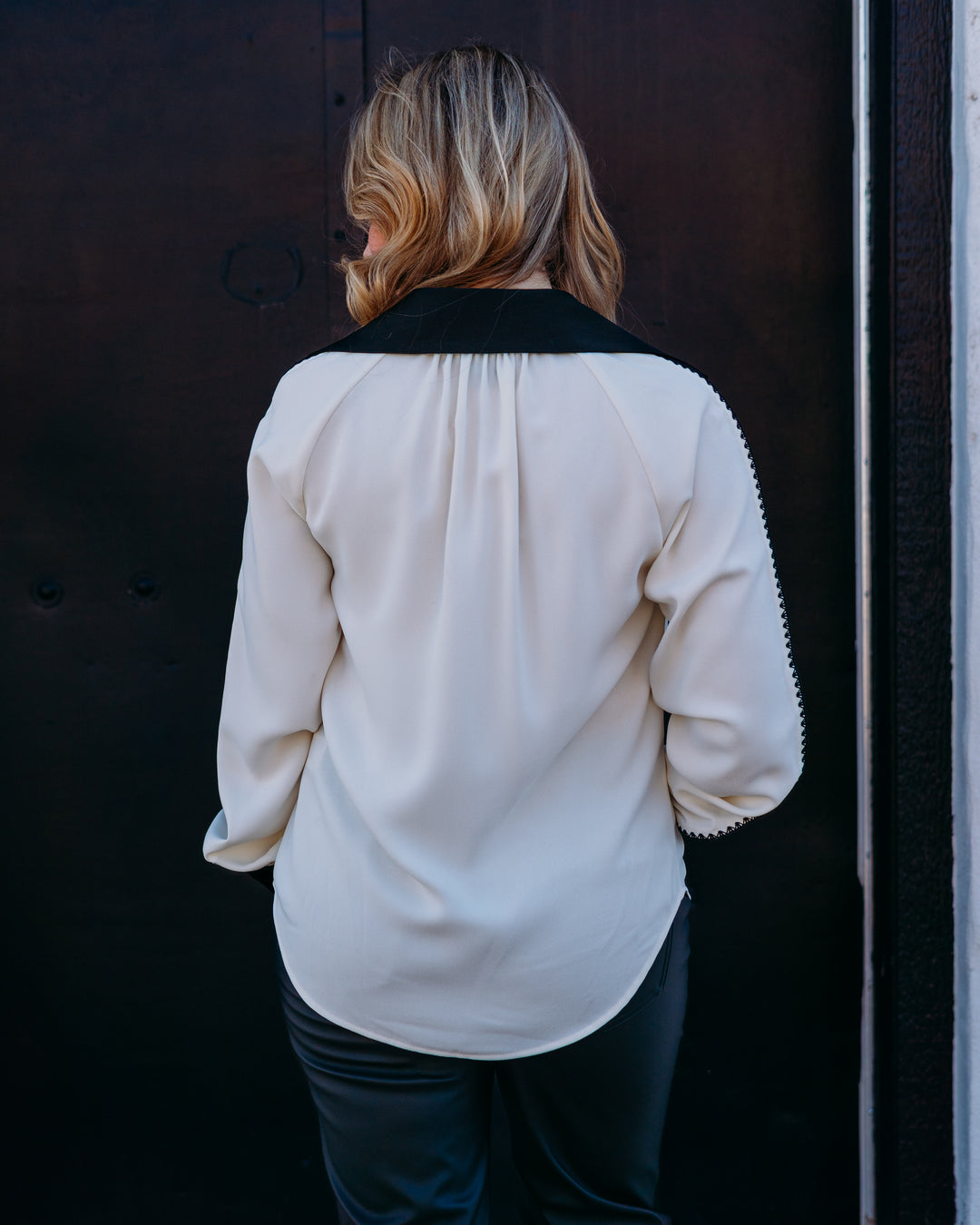 Karen Kane: Colorbock Edge Stitch Top in Cream/Black (4L35102)