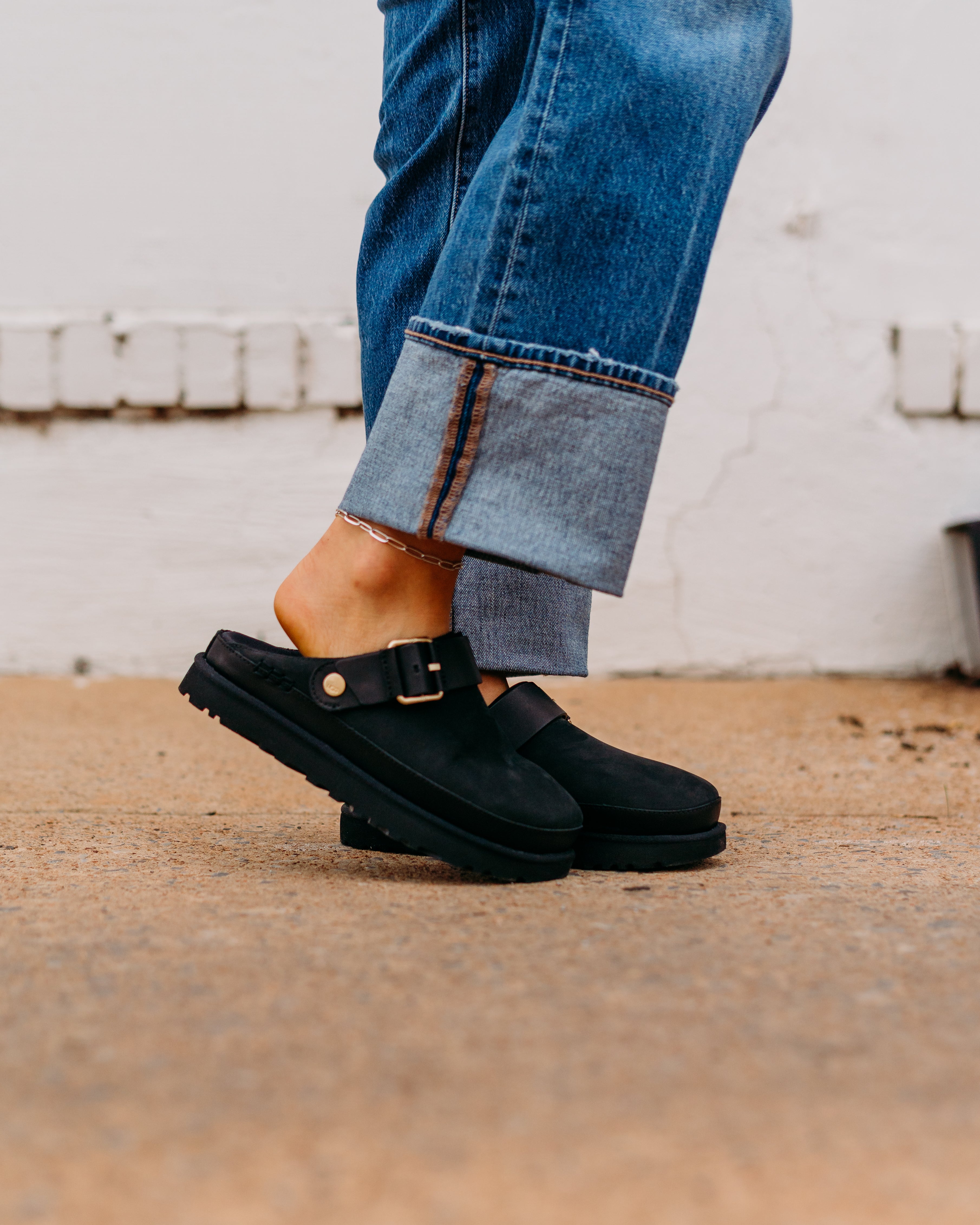 Ugg: W Goldenstar Villa Clog in Black – The Vogue Boutique