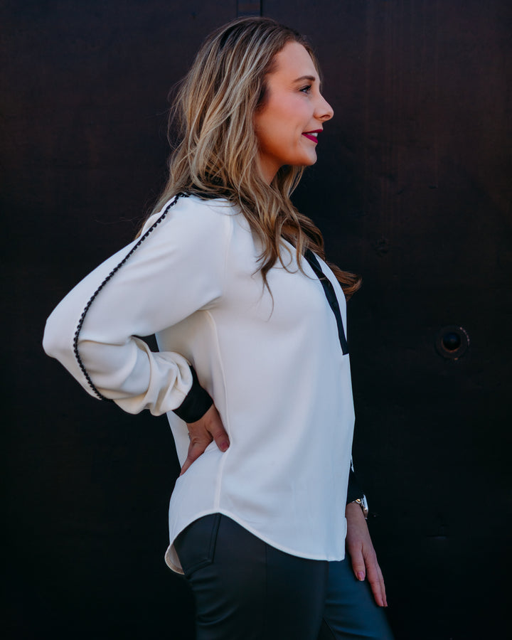 Karen Kane: Colorbock Edge Stitch Top in Cream/Black (4L35102)