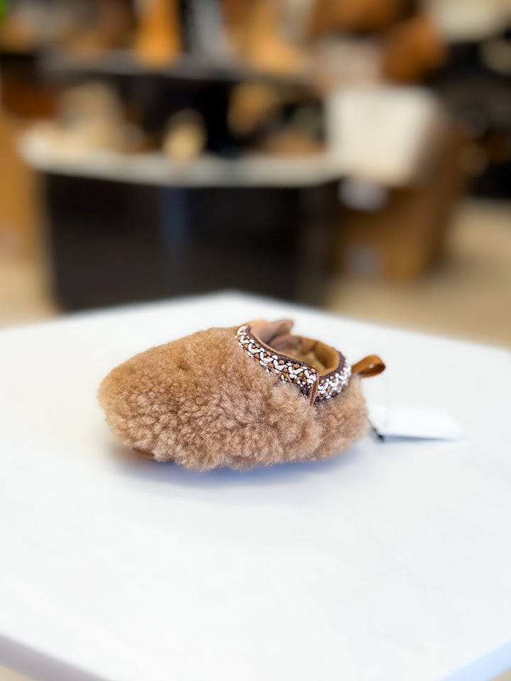 UGG: Infant Tasman Maxi Curly in Chestnut