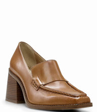 Load image into Gallery viewer, Vince Camuto: Segillis in Golden Walnut
