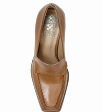 Load image into Gallery viewer, Vince Camuto: Segillis in Golden Walnut
