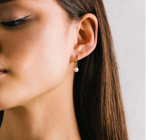 Lovers Tempo: Amari Pearl Huggie Hoop Gold Earrings
