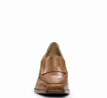 Load image into Gallery viewer, Vince Camuto: Segillis in Golden Walnut
