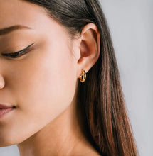 Load image into Gallery viewer, Lovers Tempo: Bea 15mm Gold Hoop Earrings
