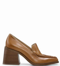 Load image into Gallery viewer, Vince Camuto: Segillis in Golden Walnut
