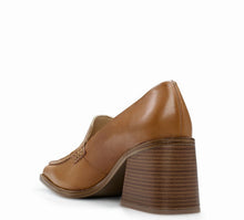 Load image into Gallery viewer, Vince Camuto: Segillis in Golden Walnut
