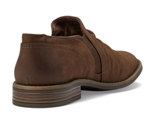 Load image into Gallery viewer, Clarks: Camzin Pace in Nubuck
