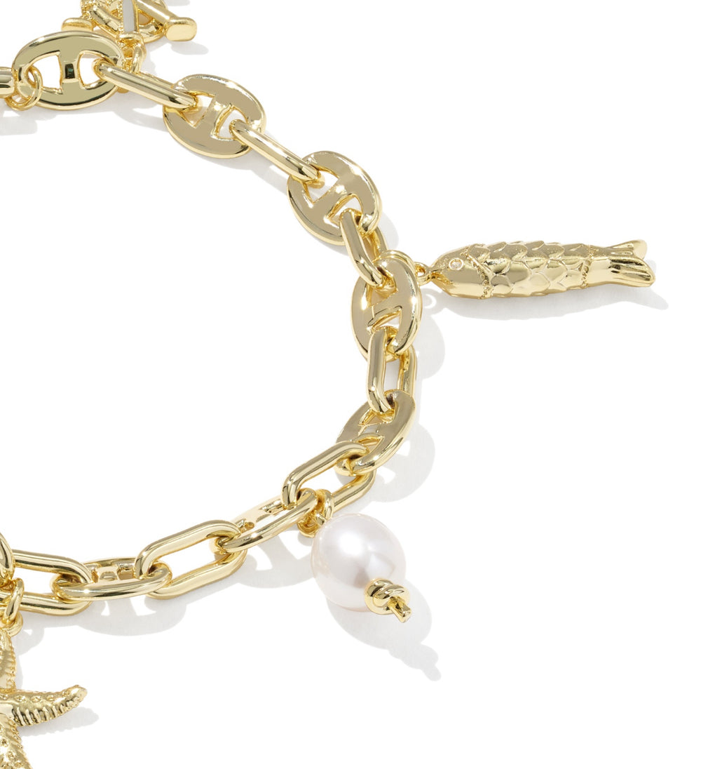 Kendra Scott: Parker Charm Bracelet in Gold Freshwater Cultured Pearl - The Vogue Boutique