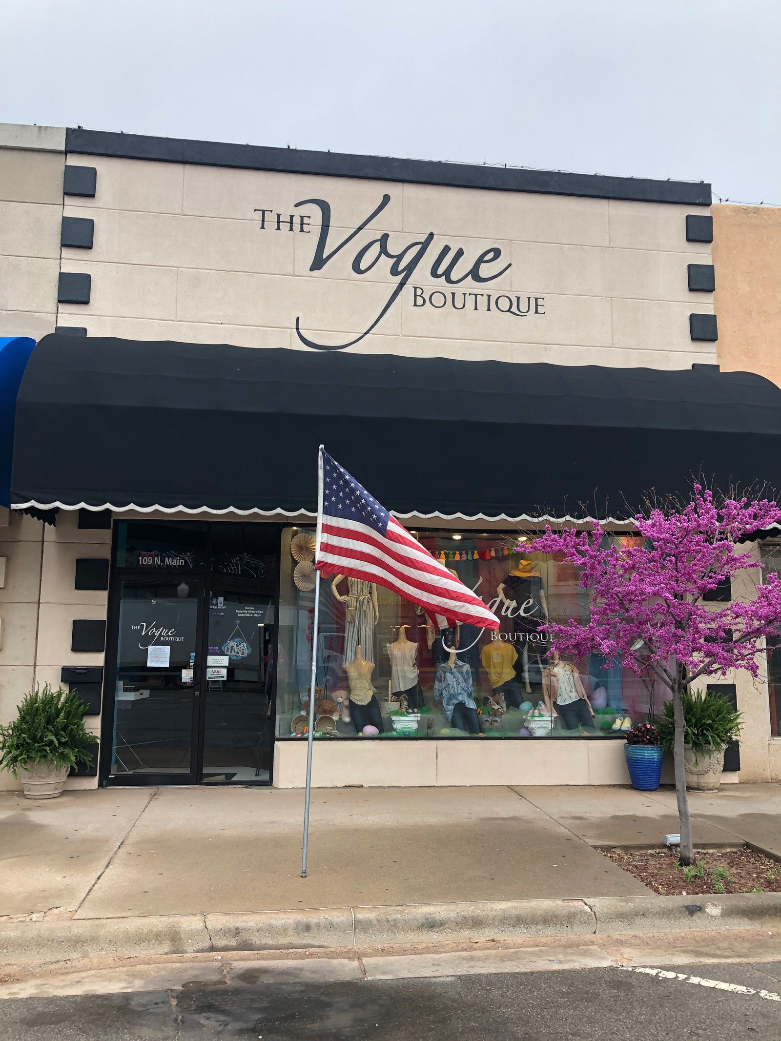The Vogue Boutique Elk City Oklahoma Front of Store 