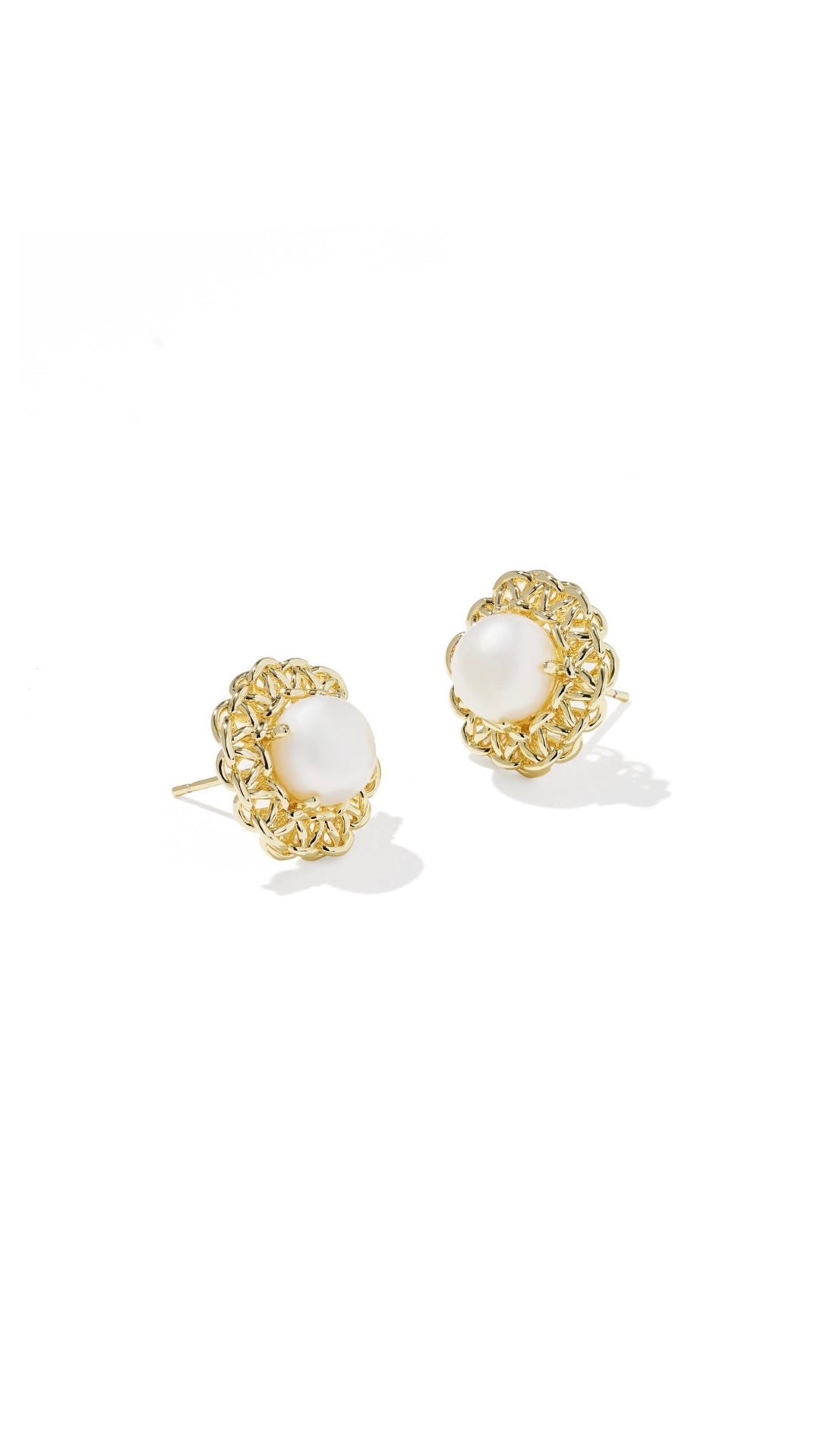 Kendra Scott: Gabriella Pearl Stud Earrings in Gold Freshwater Cultured Pearl - The Vogue Boutique
