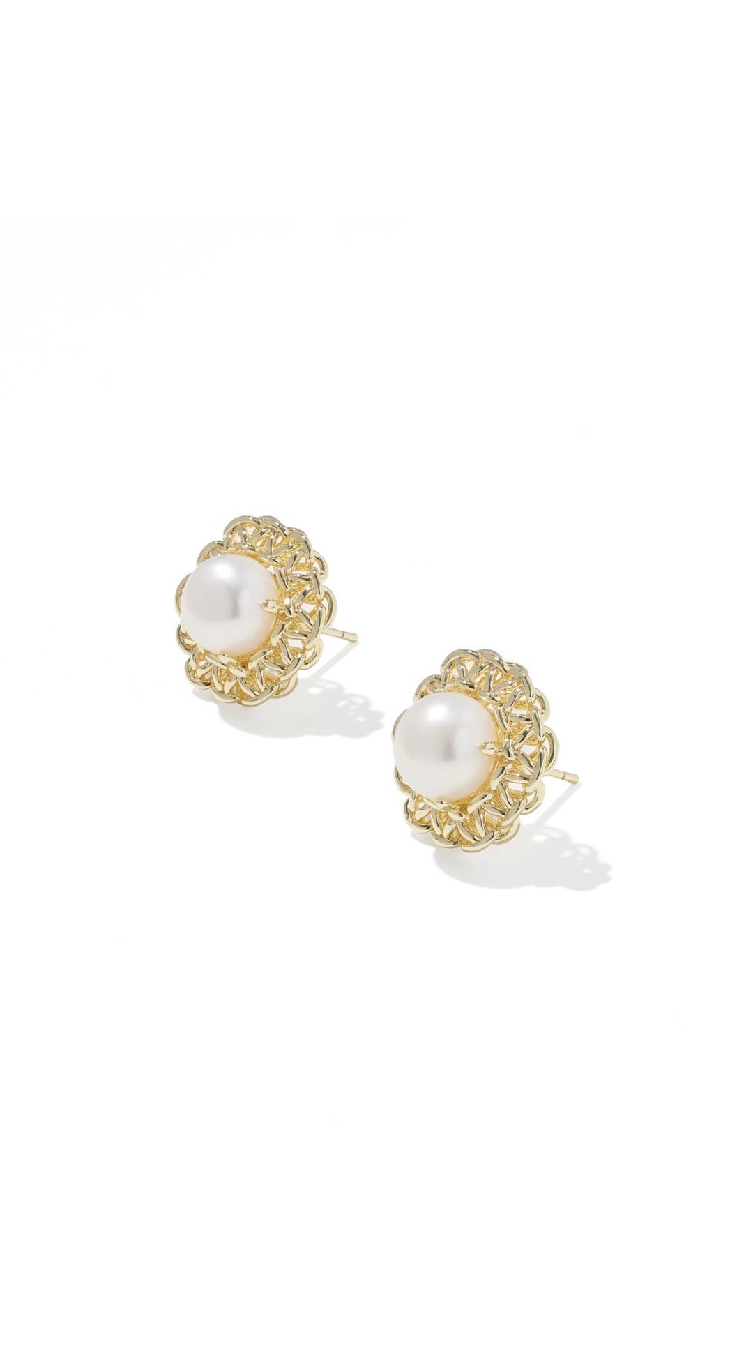 Kendra Scott: Gabriella Pearl Stud Earrings in Gold Freshwater Cultured Pearl - The Vogue Boutique