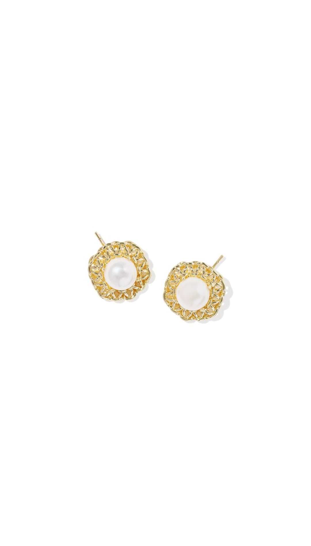 Kendra Scott: Gabriella Pearl Stud Earrings in Gold Freshwater Cultured Pearl - The Vogue Boutique