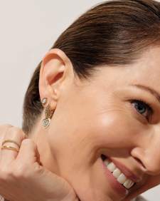 Kendra Scott: Ari Heart Huggie Earrings in Gold Ivory Mother Of Pearl - The Vogue Boutique