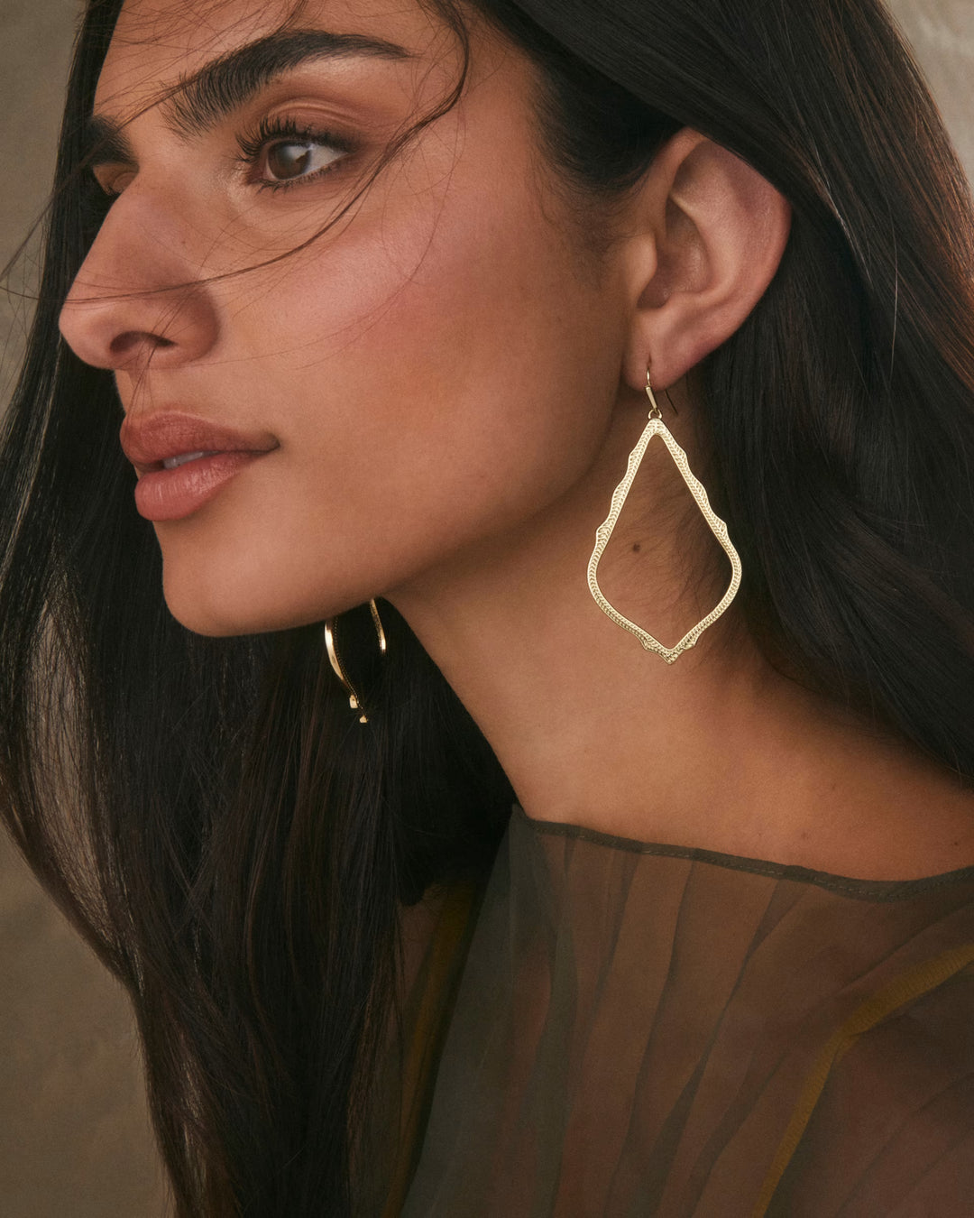 Kendra Scott: Sophee Earrings in Gold - The Vogue Boutique