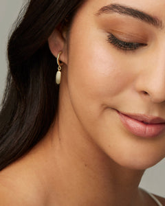 Kendra Scott: Fern Huggie Earrings - Gold - The Vogue Boutique