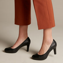Load image into Gallery viewer, Clarks: Adriel Viola - Black - The Vogue Boutique
